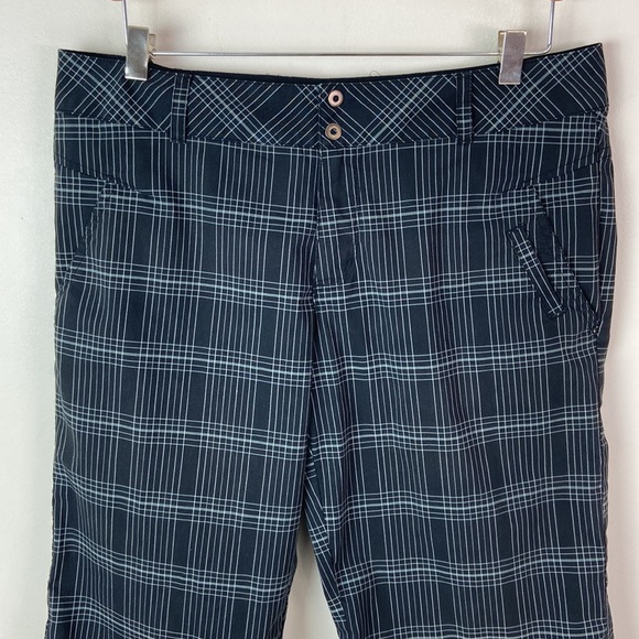 ✨3/$25✨ Columbia Black & Grey Bermuda Shorts - 10 - Picture 2 of 7